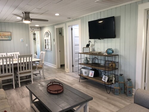 The Crab Shack! hot tub, 10 min to beach & base. newly renovated