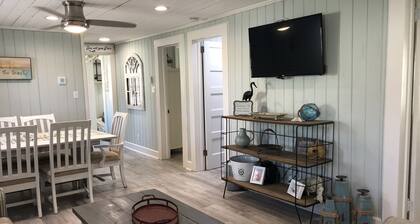 The Crab Shack! hot tub, 10 min to beach & base. newly renovated