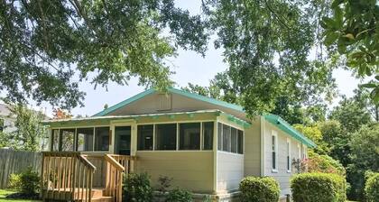 The Crab Shack! hot tub, 10 min to beach & base. newly renovated