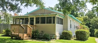 The Crab Shack! hot tub, 10 min to beach & base. newly renovated