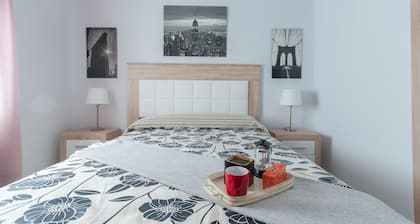 21 Gumers Wifi Metro A / C free street parking for families friends & couples