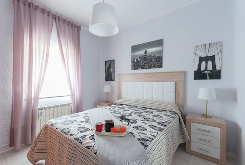 21 Gumers Wifi Metro A / C free street parking for families friends & couples