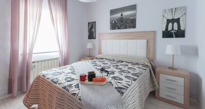 21 Gumers Wifi Metro A / C free street parking for families friends & couples
