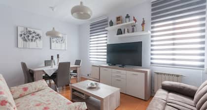 21 Gumers Wifi Metro A / C free street parking for families friends & couples