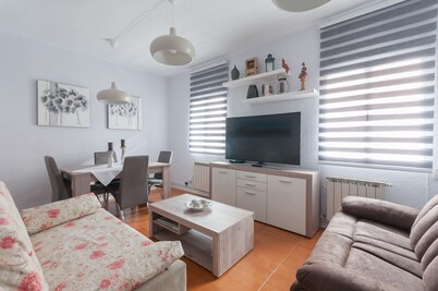 21 Gumers Wifi Metro A / C free street parking for families friends & couples