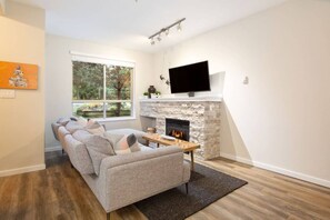 Televisión y chimenea 