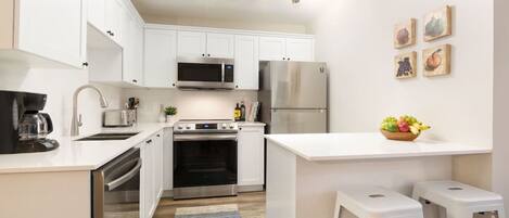 Jääkaappi, mikroaaltouuni, uuni, liesi