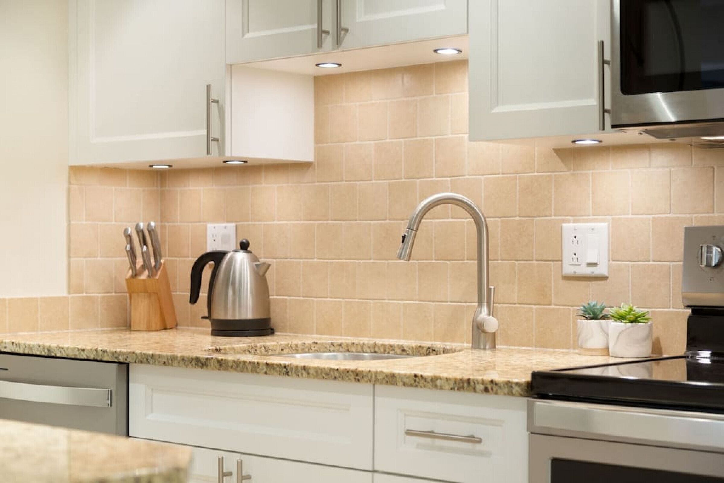 雪櫃、微波爐、焗爐、爐具