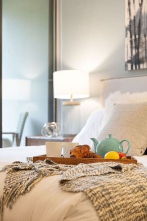 3 chambres, bureau, fer et planche à repasser, lit parapluie