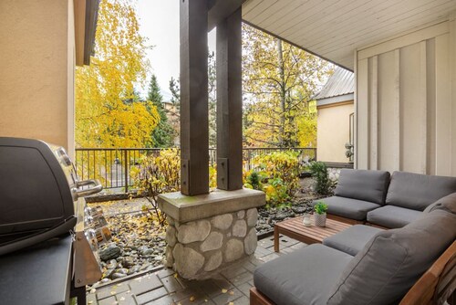 NEW! 2BR Townhouse: Private HotTub, Free Parking