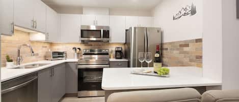 Frigorífico, microondas, horno y placa de cocina