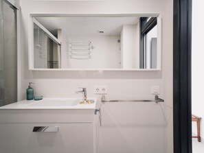 Shower, hair dryer, towels