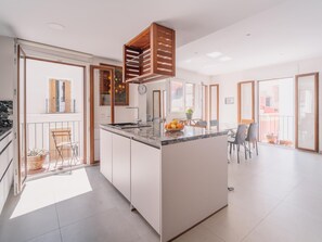 Kylskåp, mikrovågsugn, ugn och diskmaskin