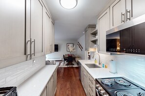 Frigorifero, microonde, forno, piano cottura