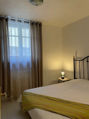 2 chambres, fer et planche à repasser, Wi-Fi, draps fournis