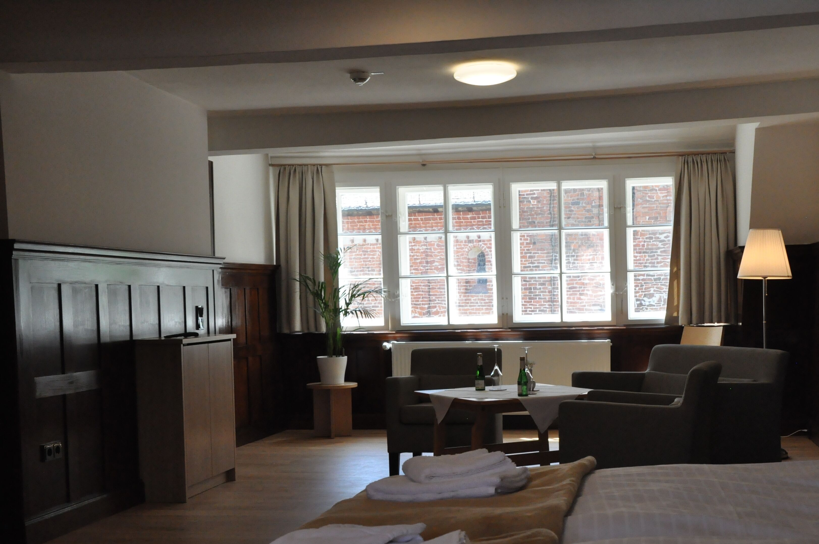 Studio Suite | In-room safe, desk, bed sheets