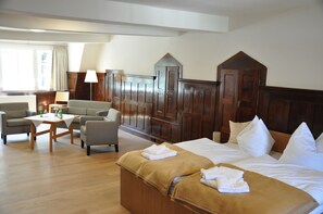 Studio Suite | Living area | 32-inch flat-screen TV with cable channels, TV - Zentrum-Kloster-Lehnin (Kloster Lehnin)