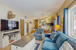 Télévision, cheminée, livres