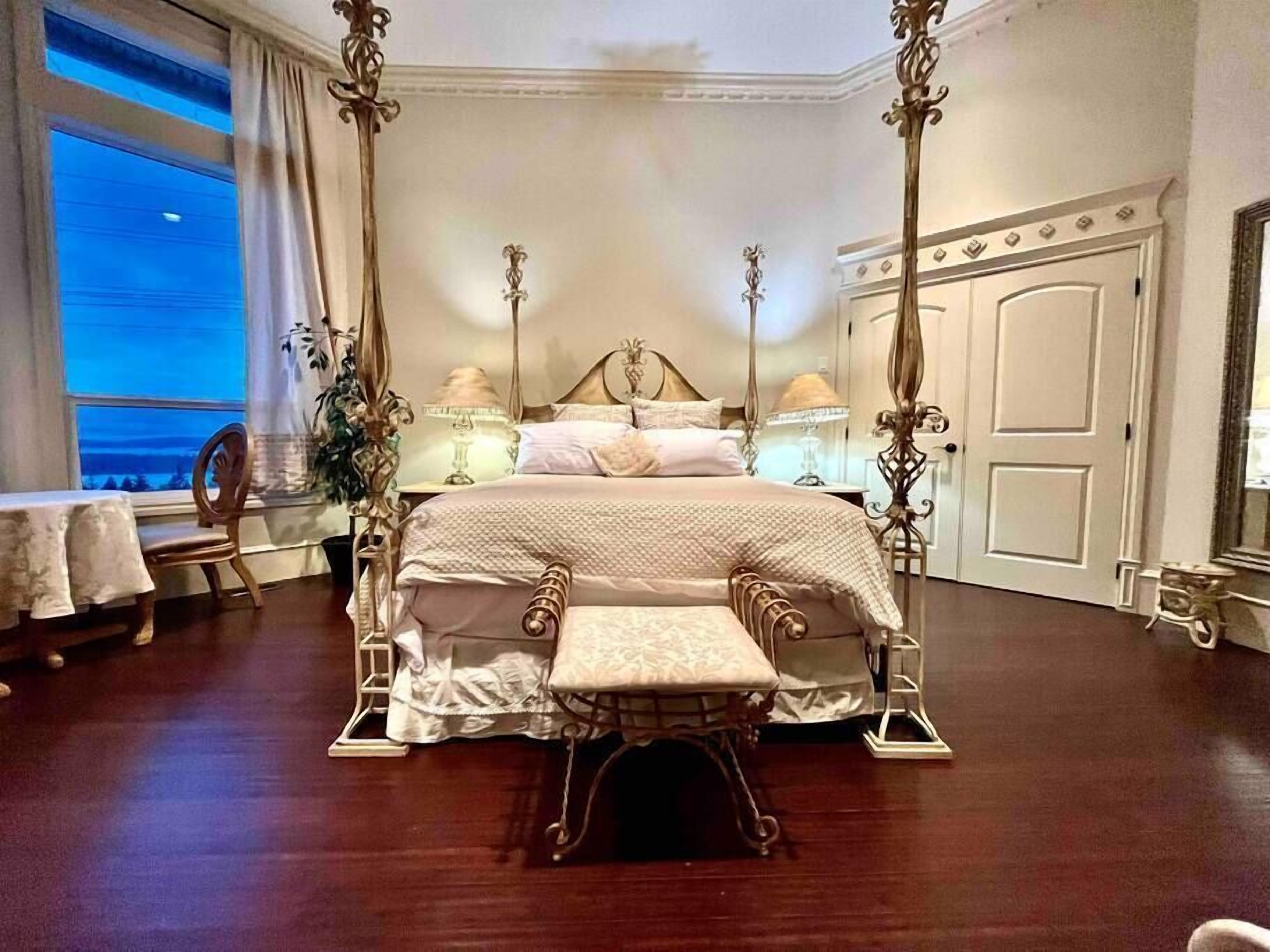7 bedrooms, desk, iron/ironing board, travel crib