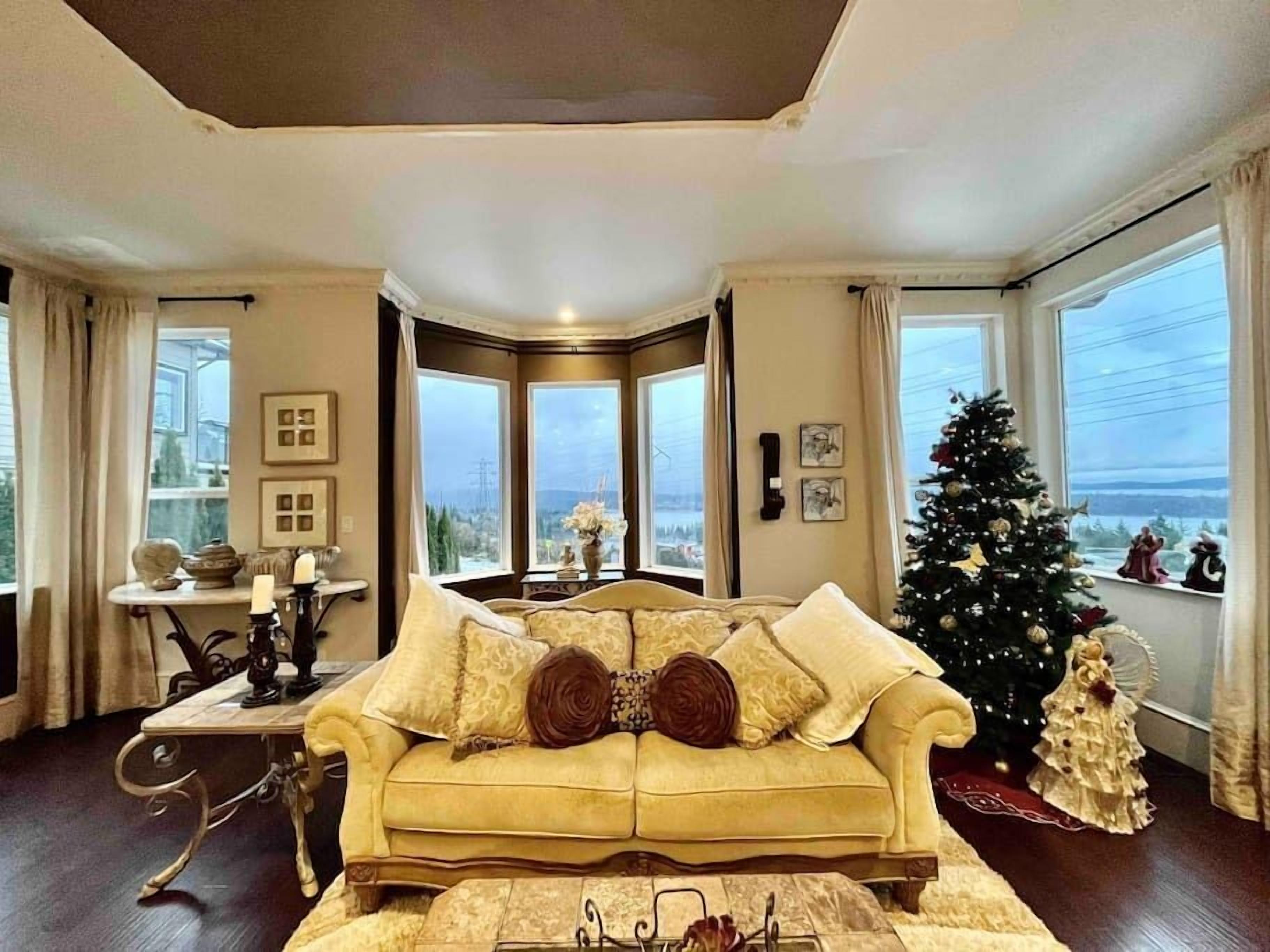 Téléviseur, foyer, table de ping-pong