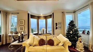 Téléviseur, foyer, table de ping-pong