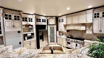 Geladeira, micro-ondas, fogão, cooktop