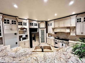 Jääkaappi, mikroaaltouuni, uuni, liesi