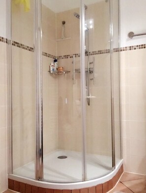 Dusche, Haartrockner, Handtücher, Seife