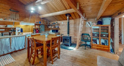 The Cottage | Peaceful 32-Acre Lakefront Getaway | Canoe, Firepit & Big Deck