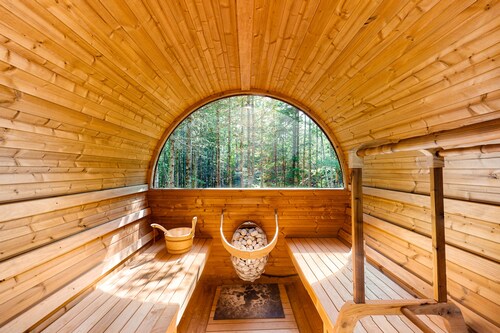 The Cabin on 32 wooded acres - tranquil new-build with sauna & forested views