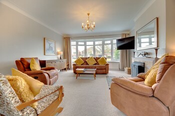 Week2Week The Broadway - 3 Bed Coastal Property