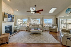 Televisión y chimenea 