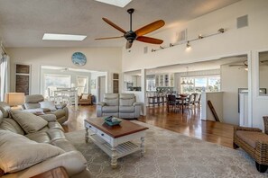 Televisión y chimenea 