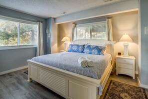 6 bedrooms, desk, WiFi, bed sheets - Coastal Charm | 200 ft to the beach | Private Pool, Hot Tub (Virginia Beach)