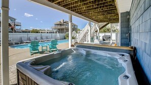 Uma área de hidromassagem com piscina e espreguiçadeiras.