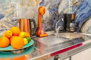 Quarto triplo conforto | Cozinha privada | Frigobar, micro-ondas, cooktop, cafeteira/chaleira