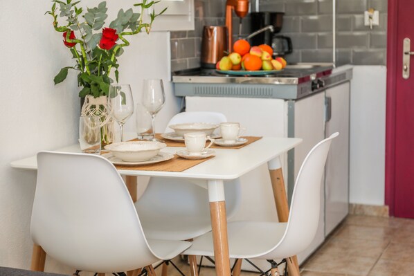 Frigobar, micro-ondas, cooktop, cafeteira/chaleira