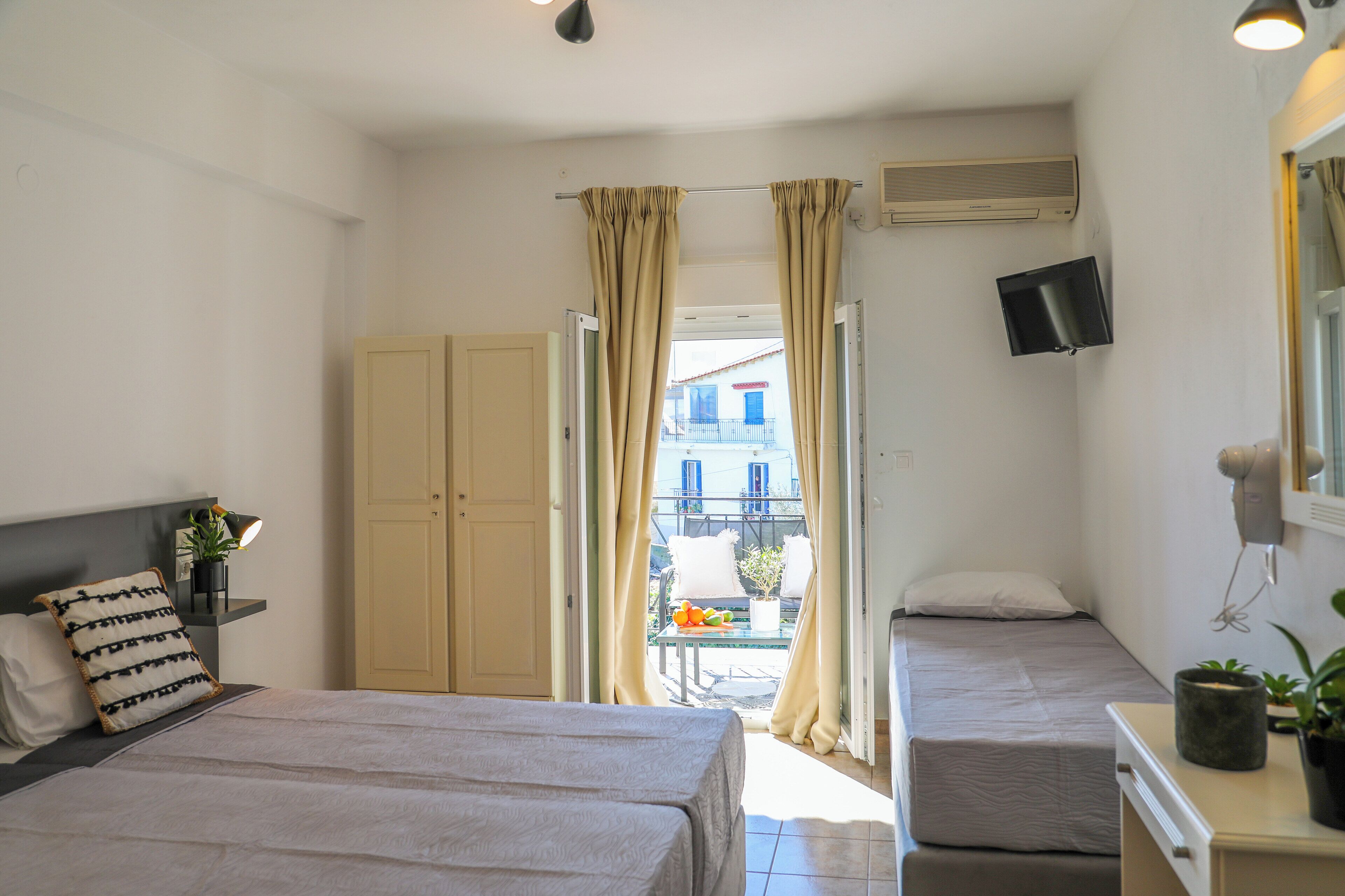 Quarto triplo conforto | Cofres nos quartos, Wi-Fi de cortesia, roupa de cama