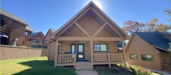 Cozy 3 bedroom/2 bath cabin near 3 Bears Resort and Jellystone Park-Warrens, WI