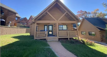 Cozy 3 bedroom/2 bath cabin near 3 Bears Resort and Jellystone Park-Warrens, WI
