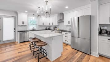 Kjøleskap, ovn, kokeplater og oppvaskmaskin
