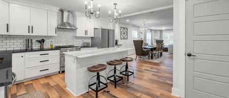 Kjøleskap, ovn, kokeplater og oppvaskmaskin