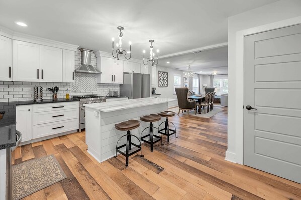 Fridge, oven, stovetop, dishwasher