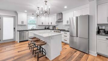 Réfrigérateur, four, plaque de cuisson, lave-vaisselle