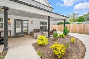 Terrace/patio - Hot Tub | Close to Downtown | Game Room | Fire Pit | (Lexington)