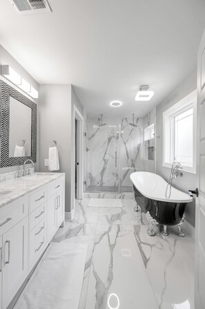 Bathtub, hair dryer, towels, shampoo