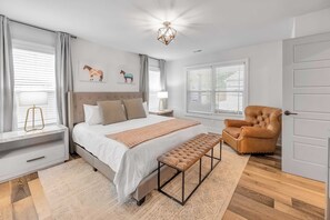 5 bedrooms, iron/ironing board, travel cot, WiFi - Hot Tub | Close to Downtown | Game Room | Fire Pit | (Lexington)