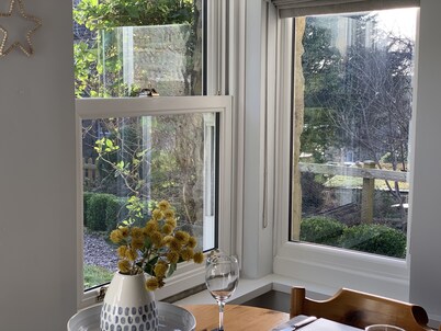 Cottage with pretty garden and views. 2 mins from cobbled square, pubs/amenities