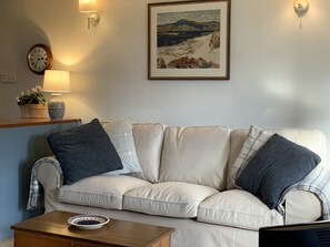 TV, fireplace, DVD player, books - Cottage with pretty garden and views. 2 mins from cobbled square, pubs/amenities (Skipton)