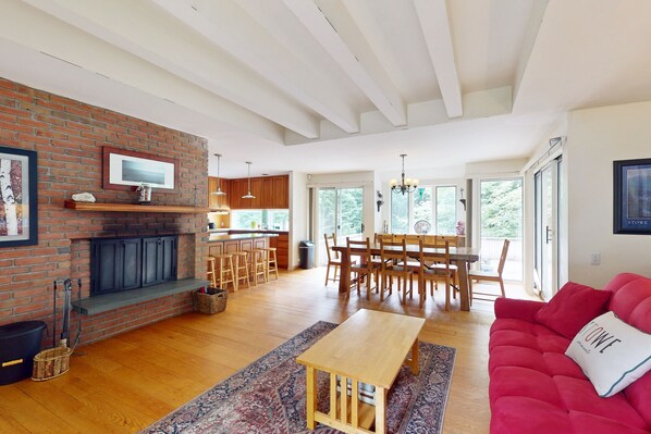 Televisión, reproductor de DVD, libros y estéreo 